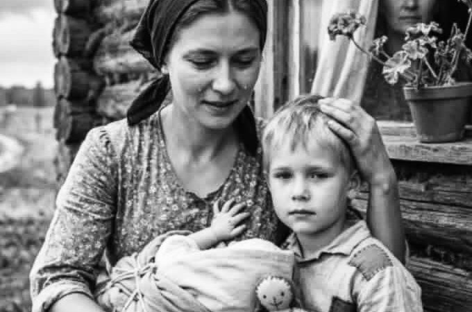 «Она родила десятого, швырнула на лавку и сказала: “Бог дал – Бог и взял”»: как беременная дочь вырвала сестру из рук матери и назло всей деревне сделала её своей