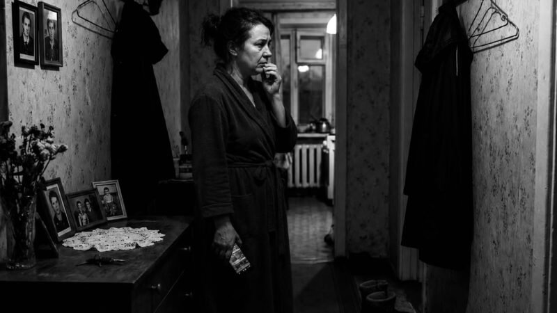 «Прости, я не сиделка» — написал муж, пока я лежала под капельницей. А через месяц приполз обратно — и побелел, увидев бумаги на столе