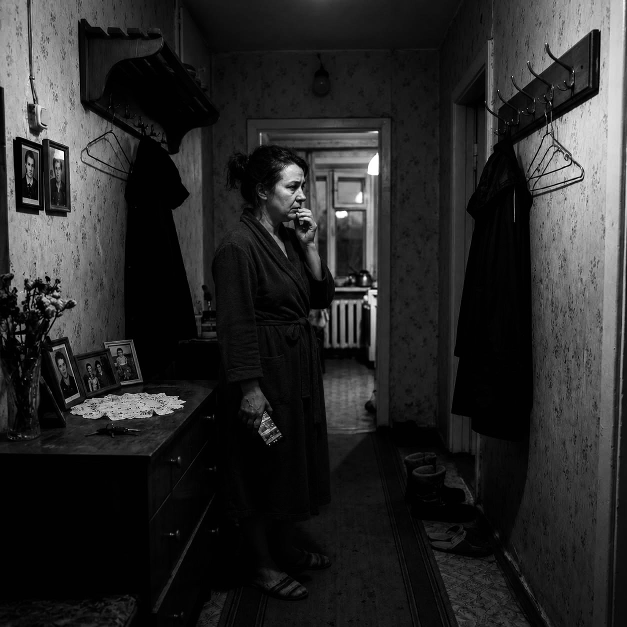 «Прости, я не сиделка» — написал муж, пока я лежала под капельницей. А через месяц приполз обратно — и побелел, увидев бумаги на столе