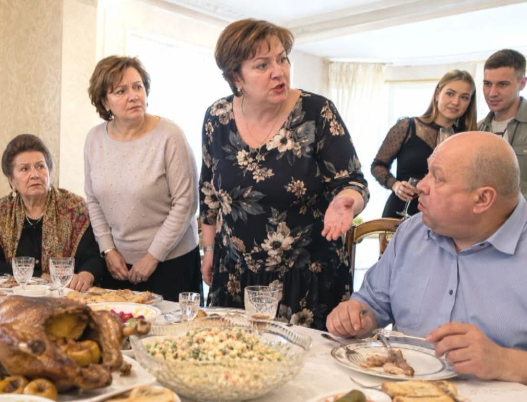 «Ты сидишь и жуешь»: как я впервые вступилась за невестку перед всей родней