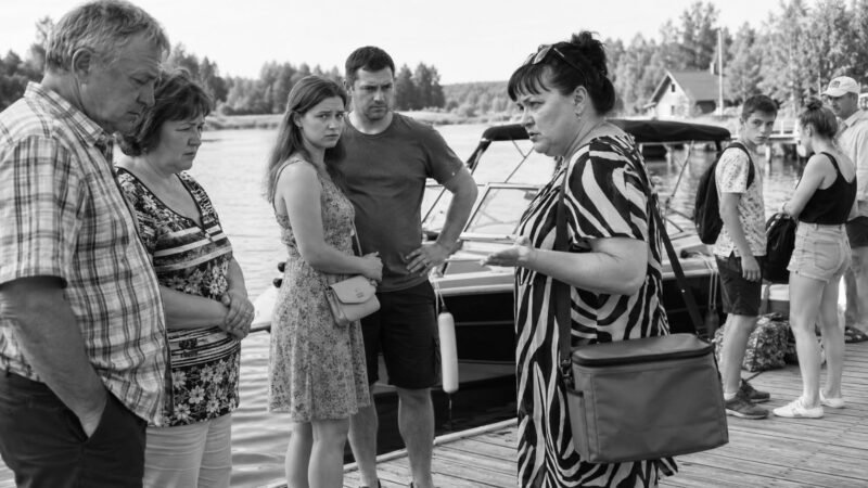 Свекровь не взяла сватов на прогулку: —Катер только для своих.