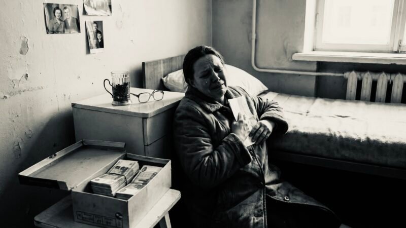 Дочь сдала мать в дом престарелых и уехала.